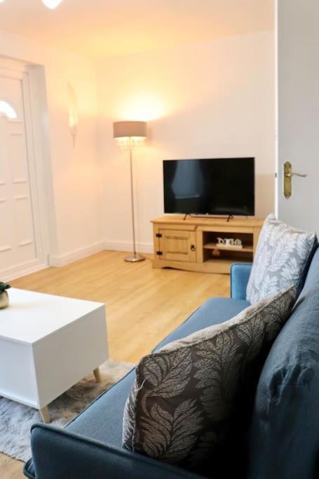 Lovely Staycation With Family Free Parking & Wifi Apartment *