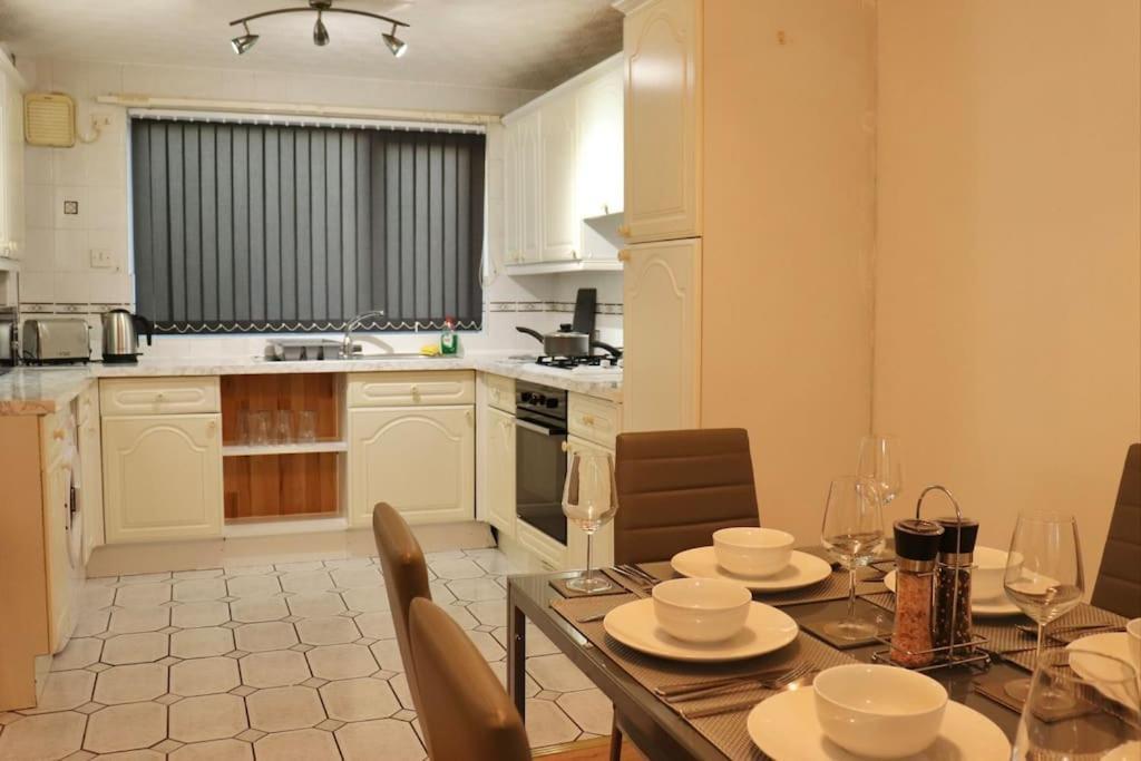 Lovely Staycation With Family Free Parking & Wifi * Leeds (West Yorkshire)