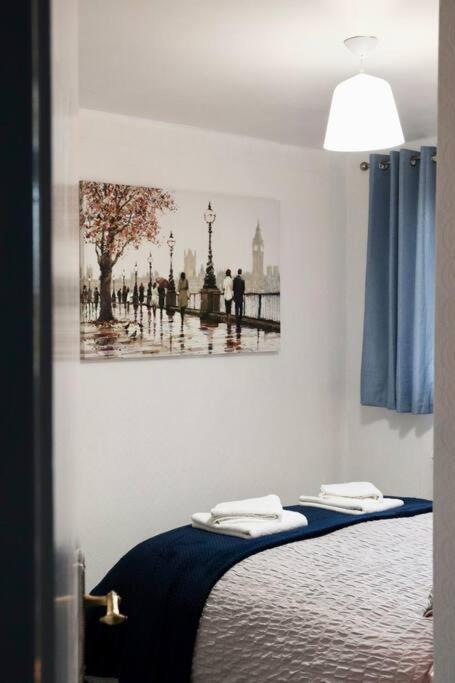 Lovely Staycation With Family Free Parking & Wifi Apartment *