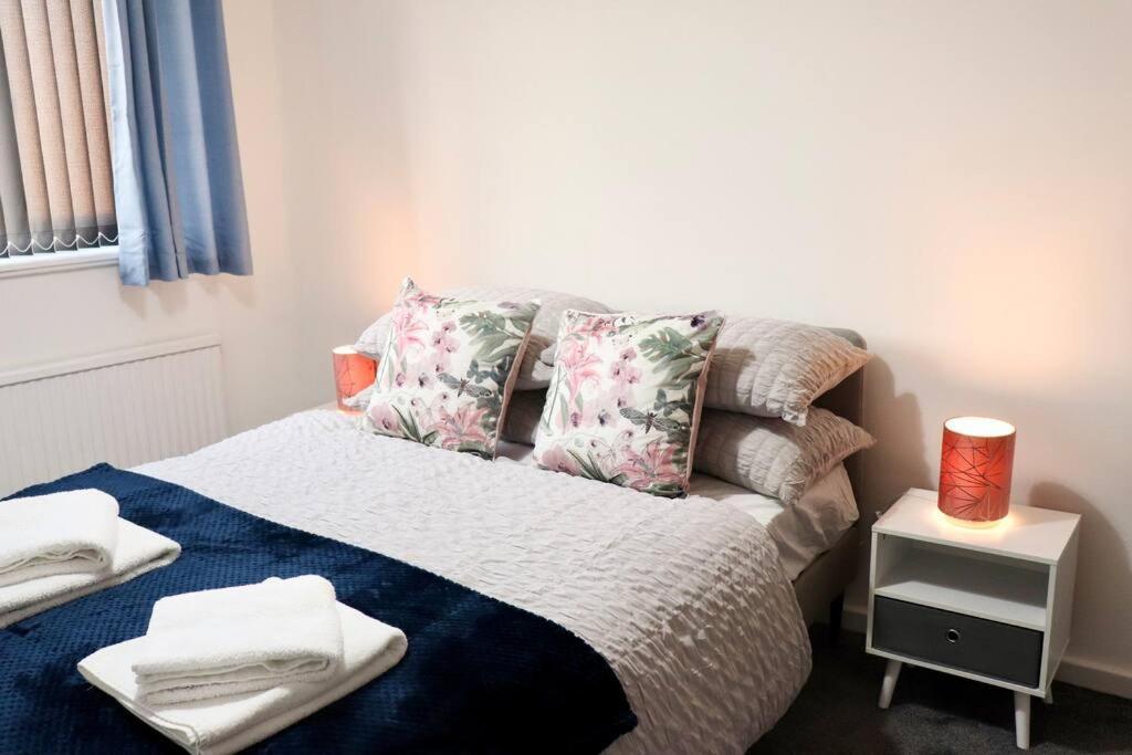 Lovely Staycation With Family Free Parking & Wifi Apartment *