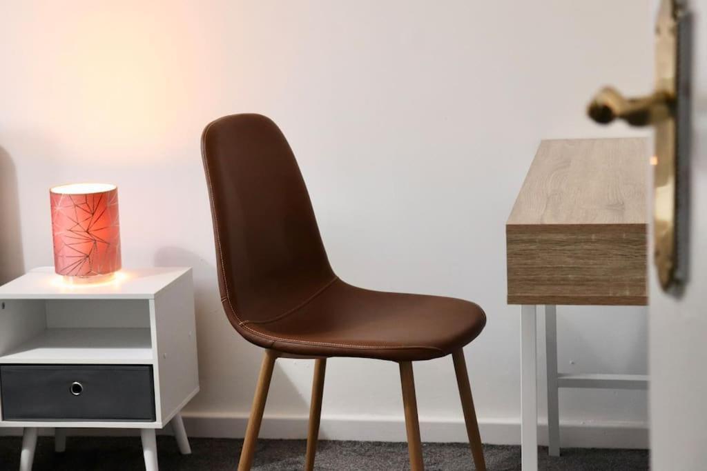 Apartment Lovely Staycation With Family Free Parking & Wifi *