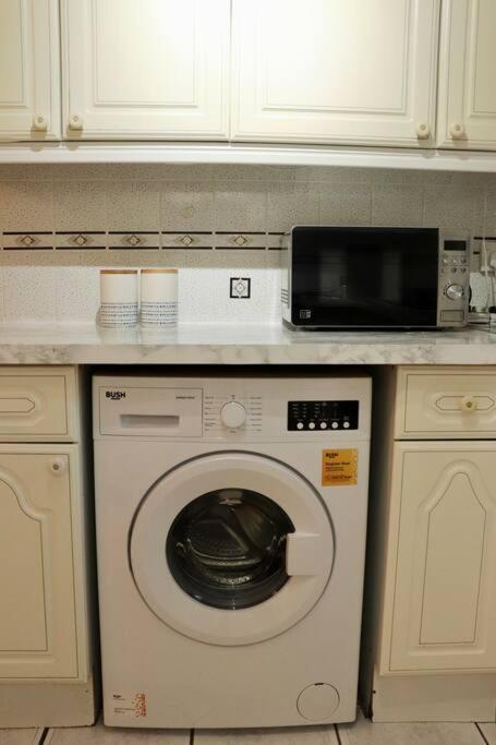 Apartment Lovely Staycation With Family Free Parking & Wifi *