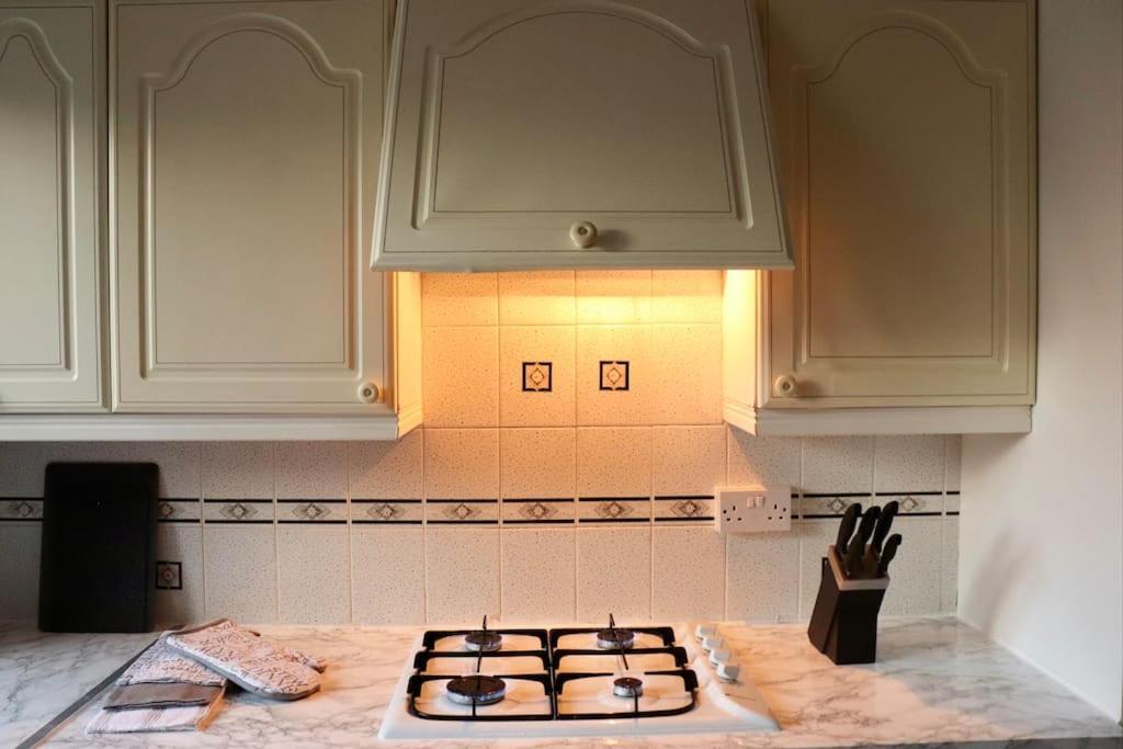 Lovely Staycation With Family Free Parking & Wifi Apartment *