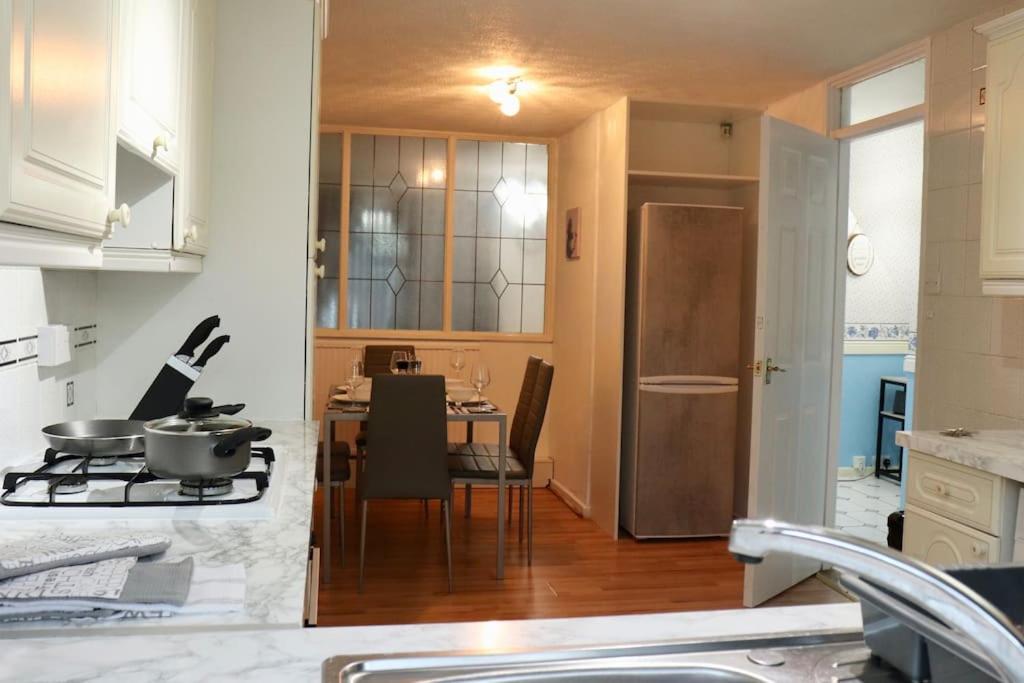 Apartment Lovely Staycation With Family Free Parking & Wifi Leeds (West Yorkshire)
