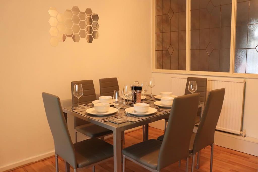 Lovely Staycation With Family Free Parking & Wifi *