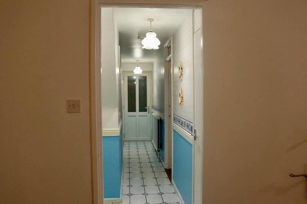 Apartment Lovely Staycation With Family Free Parking & Wifi *