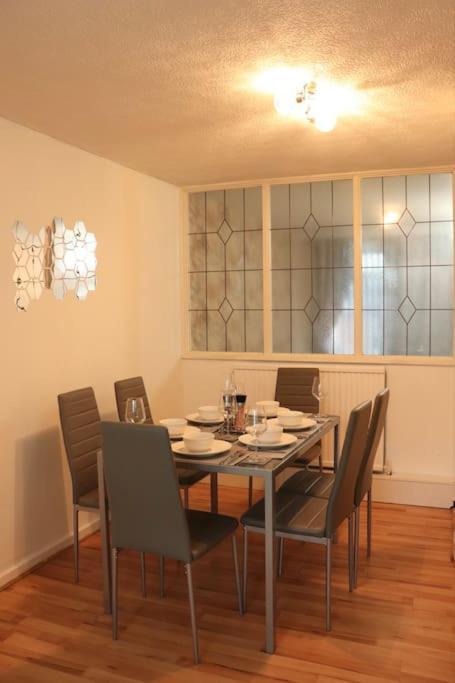 Apartment Lovely Staycation With Family Free Parking & Wifi