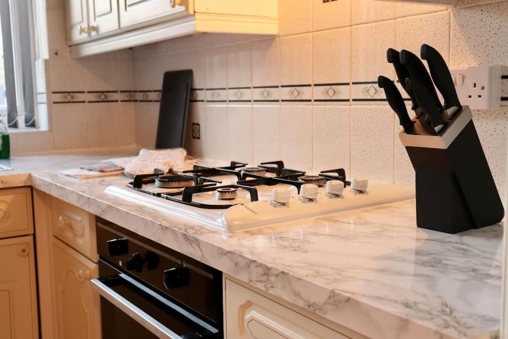 Apartment Lovely Staycation With Family Free Parking & Wifi