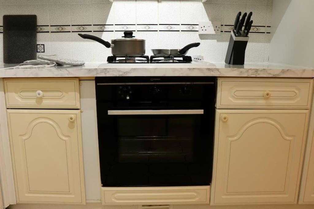 Lovely Staycation With Family Free Parking & Wifi Apartment *