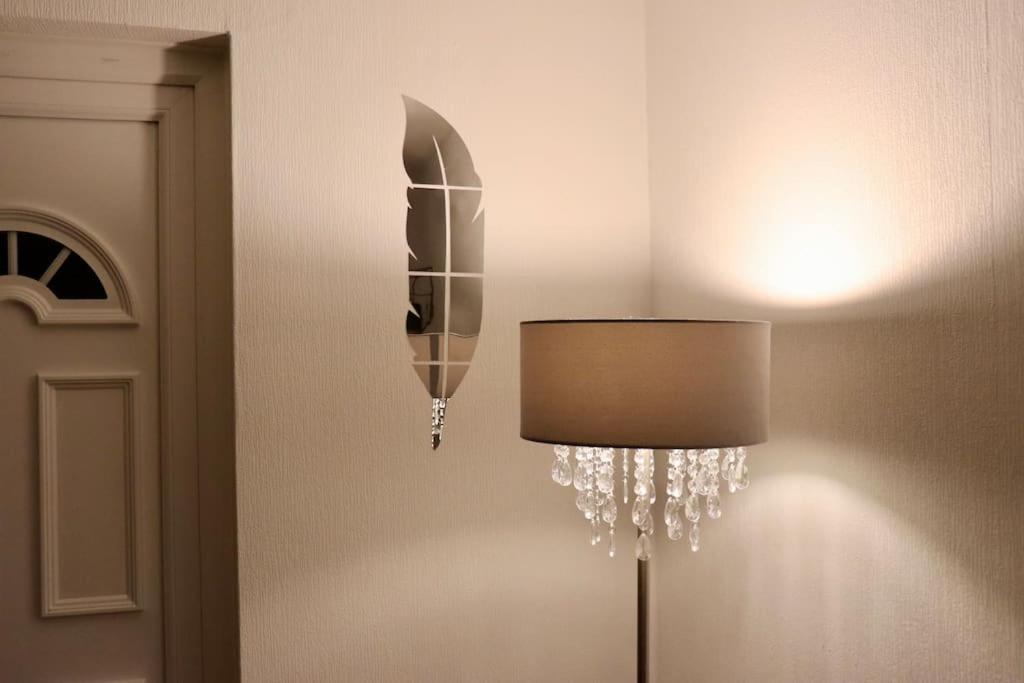 Lovely Staycation With Family Free Parking & Wifi Apartment *