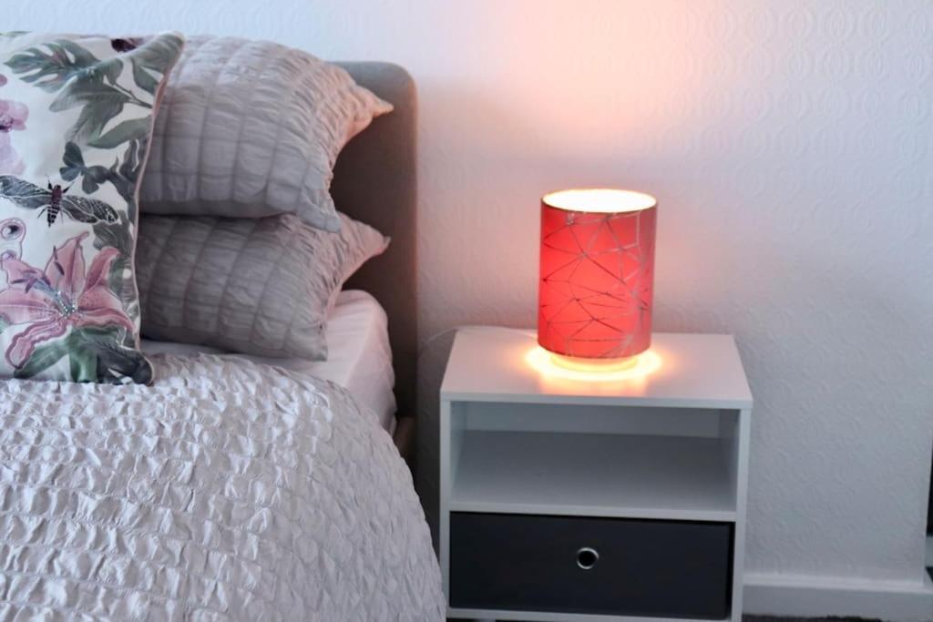 Lovely Staycation With Family Free Parking & Wifi Apartment *