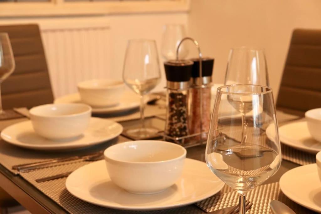 Apartment Lovely Staycation With Family Free Parking & Wifi *