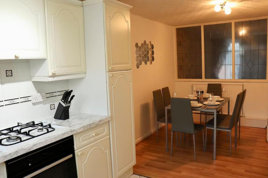Apartment Lovely Staycation With Family Free Parking & Wifi Leeds (West Yorkshire)