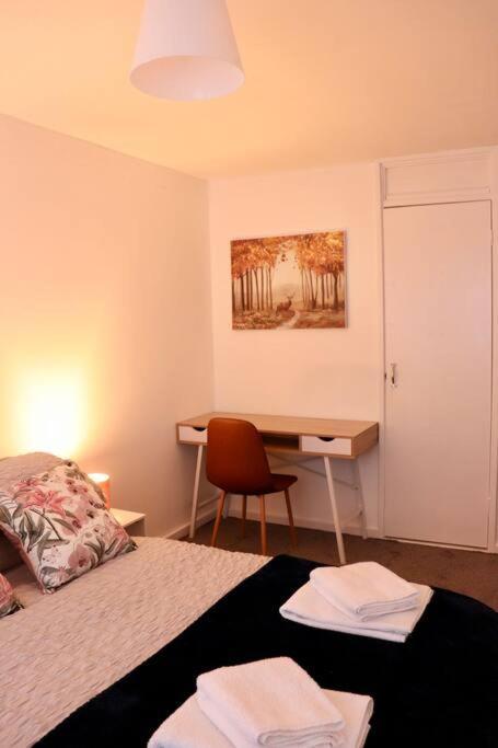 Lovely Staycation With Family Free Parking & Wifi *