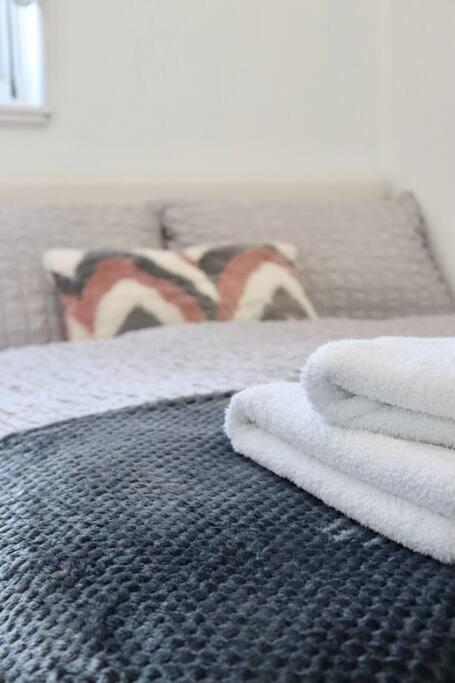 Apartment Lovely Staycation With Family Free Parking & Wifi